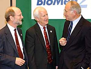 (From left) John F. McDonnell is joined by Larry J. Shapiro, M.D., and Philip Needleman, Ph.D., at the announcement of the BioMed 21 initiative.