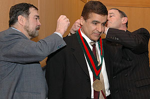 Arye Nehorai, Ph.D. (center), chair of the Department of Electrical and Systems Engineering in the School of Engineering & Applied Science, is installed as the Eugene and Martha Lohman Professor. Presenting Nehorai with his professorship medallion is Christopher I. Byrnes, Ph.D. (left), dean of the School of Engineering & Applied Science, and Chancellor Mark S. Wrighton.