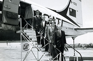 In July 1958, five professors from the WUSTL School of Business arrived in Seoul to teach the first management-development program in Korea. The professors were part of an eight-year project that involved Korean faculty attending courses at the business school and sending business school faculty to Korea to develop better business-education programs at Yonsei and Korea universities.
