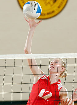 Senior middle hitter Whitney Smith helped lead the Bears volleyball team to four 3-0 sweeps last weekend at the WUSTL National Invitational.