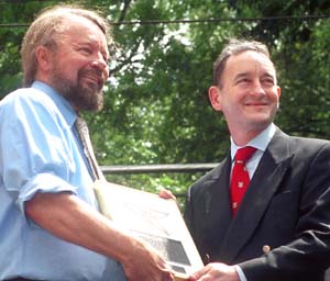 Joe Edwards (l), and Chancellor Mark Wrighton