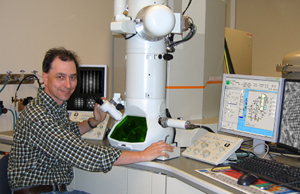 Daulton with the transmission electron microscrope he used to search in vain for shock-synthesized nanodiamonds.