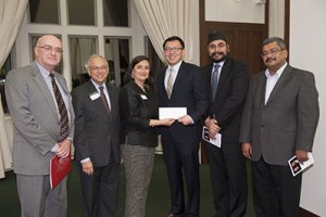 Award donors Suren G. Dutia and Jas K. Grewal present the 2015 Global Impact Award to the Applied Particle Technology team. Emre Toker (left), Dutia and Grewal pose for a photograph with team winners Jiaxi Fang, Tandeep Chadha and Pratim Biswas. Photo by Sid Hastings / WUSTL Photos