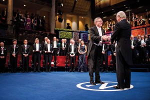 WUSTL Alum W. E. Moerner accepts the Nobel Prize from the King of Sweden.