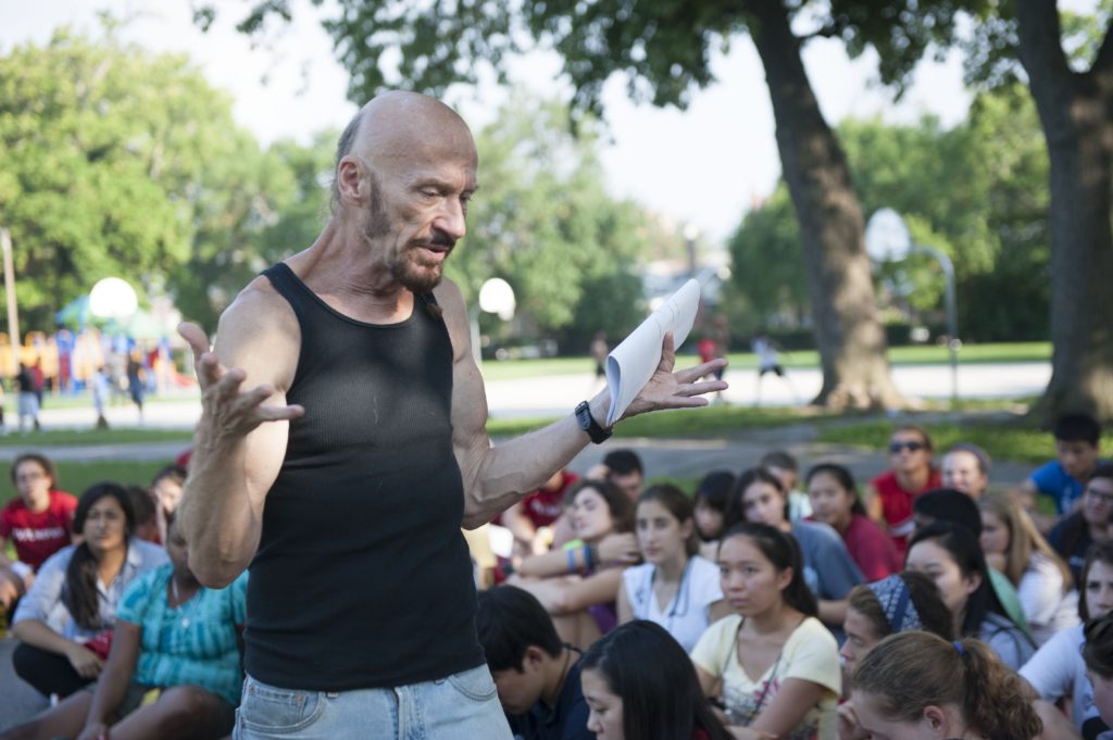 Bob Hansman speaks with students in Ivory Perry Park in 2014. (Photo: Sid Hastings/Washington University)