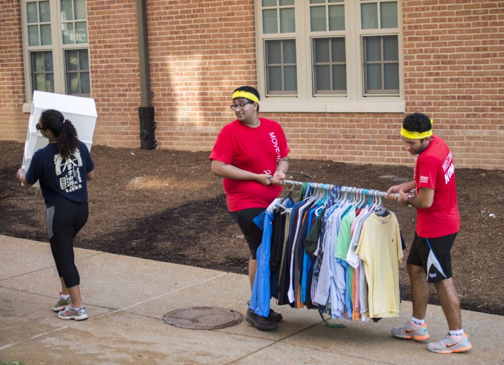 8.25.16-- Move In Day 2016 on the South 40 of the Danforth Campus of WUSTL. WUSA's help with moving students into the dorms. Photos by Joe Angeles/WUSTL Photos