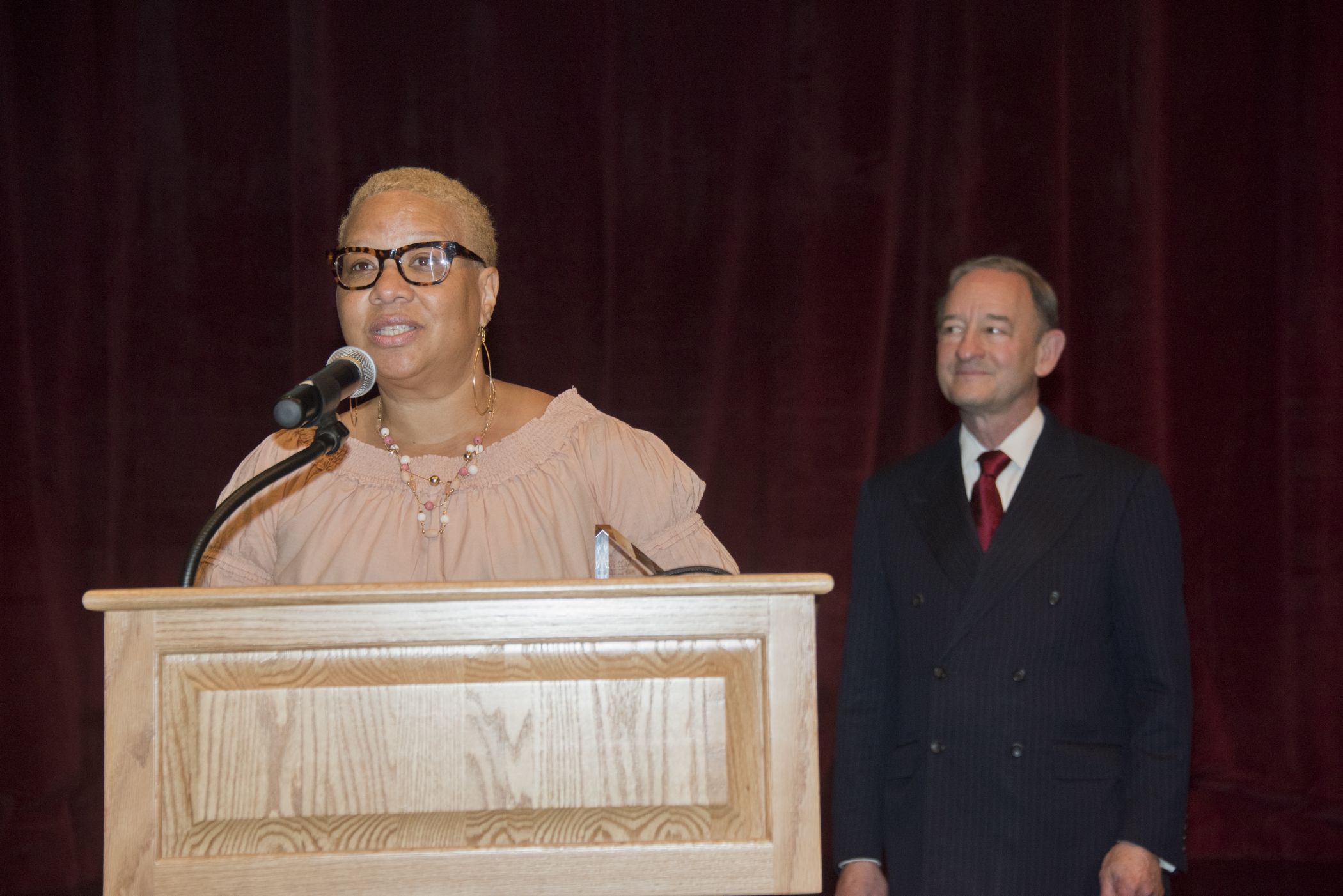 Jackson Receives Gloria W White Service Award The Source Washu