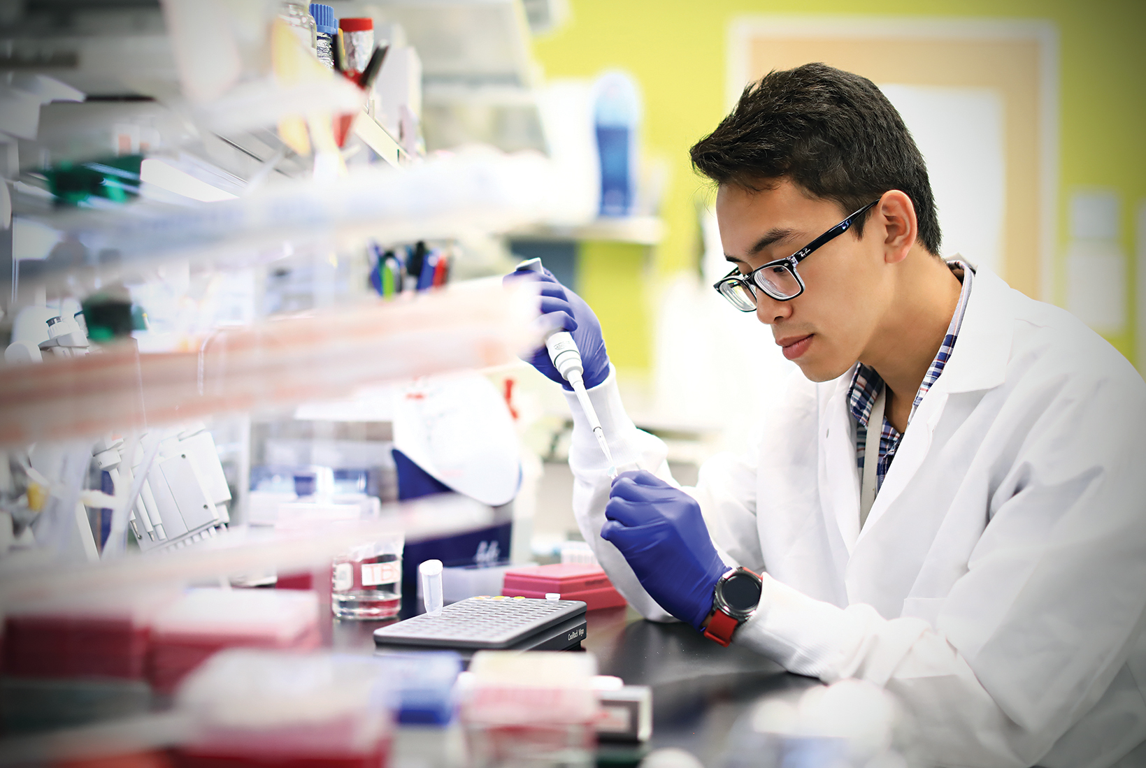 An MD/PhD student, Phat Huynh has already completed two years of medical school and three years of research in David Holtzman’s lab, where he has been working on the APOE gene and its impacts on the metabolism of the main component of amyloid plaques, whose accumulation in the brain is the pathological hallmark for Alzheimer’s. (Photo: James Byard)