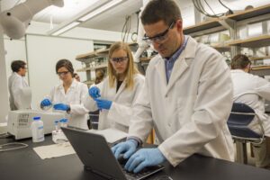 Dan Giammar with students in his Environmental Engineering lab