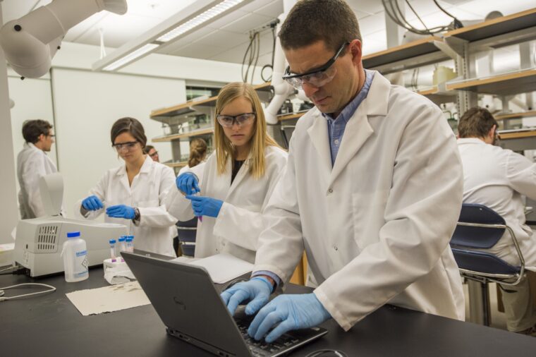 Dan Giammar with students in his Environmental Engineering lab