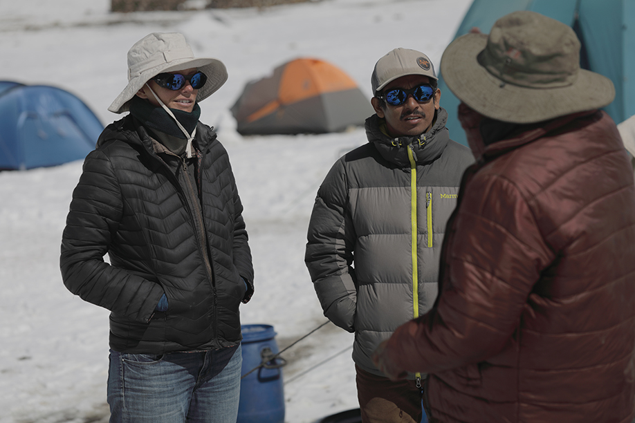 Washington University anthropologist Sarah Baitzel (left), pictured with archaeologist Arturo Rivera Infante (center), has conducted research in Peru for more than 15 years. (Photo: Tom Malkowicz)