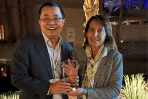 Leo Wan, presents Setton 2022 BMES Christopher Jacobs Award with the