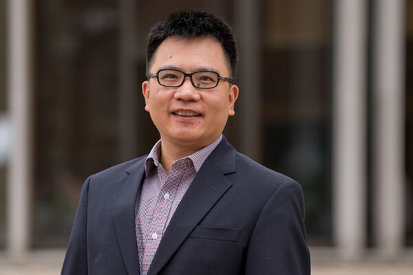 Huang presents keynote on financial social work