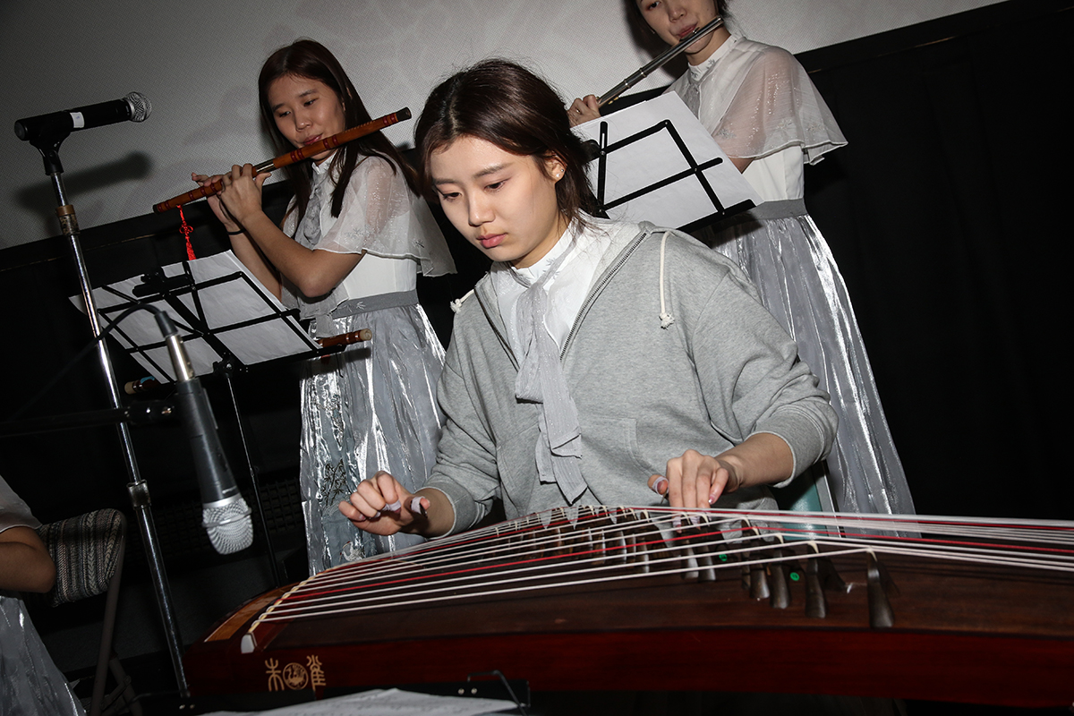 musician plays Chinese music