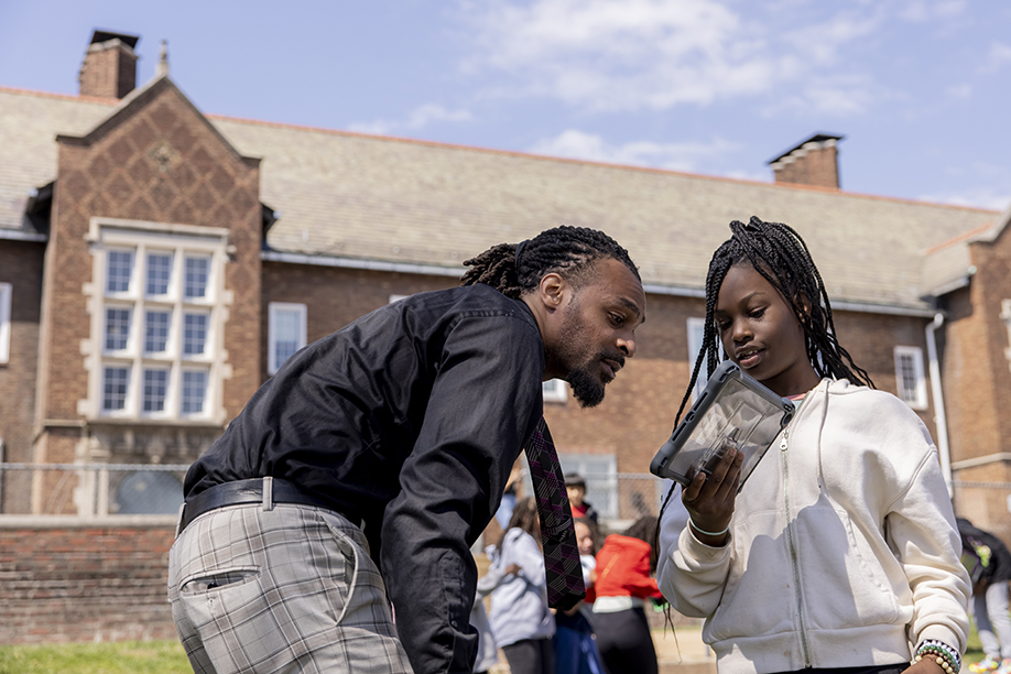 Andrew Eason uses place-based learning to connect a science lesson about pollination to a social studies lesson about food deserts. (Photo: Whitney Curtis/Washington University)