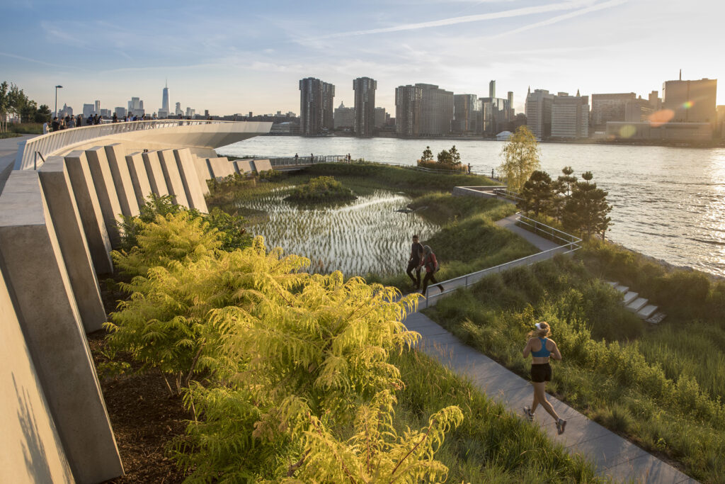 WEISS/MANFREDI, Hunter's Point South Waterfront Park, Long Island. The park’s recently completed second phase offers New Yorkers an “urban wilderness” that re-introduces wetlands and the water’s edge. 