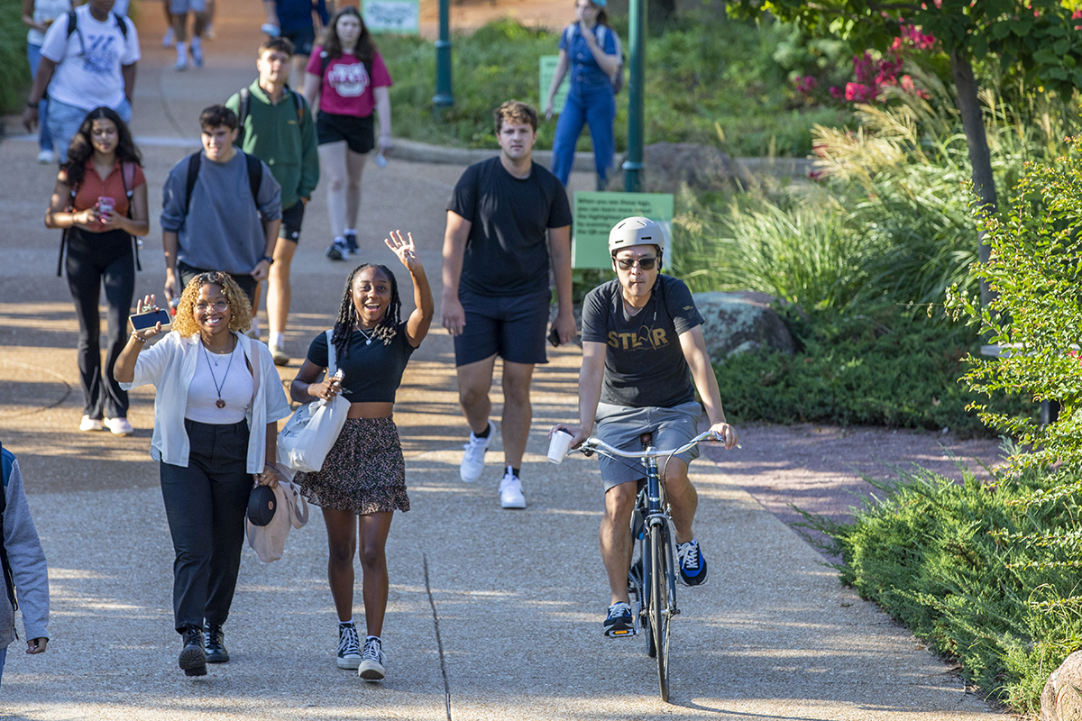 Students walk through the Danforth Campus on the first day of classes