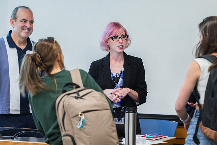 Eileen G'Sell Eileen G'Sell talks to first-year students in the class, “Modern Media: The Good, the Bad, & the Future.” The class, part of Arts & Sciences’ Ampersand Program, being taught with former ABC News producer/television executive John R. Green, LA ’90 (left).