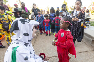 WashU student engages with little girl