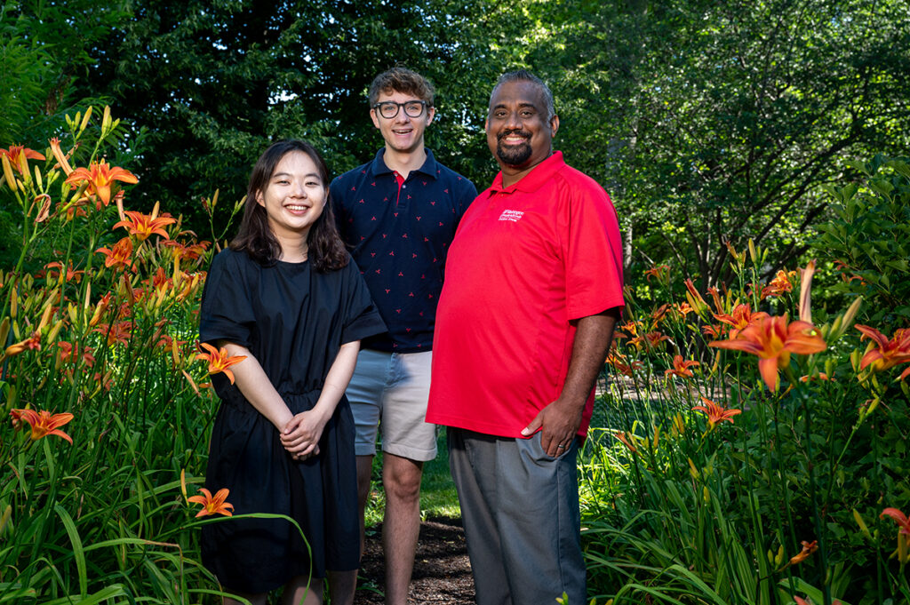 Jacob Chacko (center), executive director of the Center for ­Diversity and Inclusion and director of Dialogue Across Difference, holds a small group ­discussion with Mac Barnes (left), Engineering Class of ’26, and Ara Cho, LLM ’24. (Photo: Sid Hastings/Washington University)