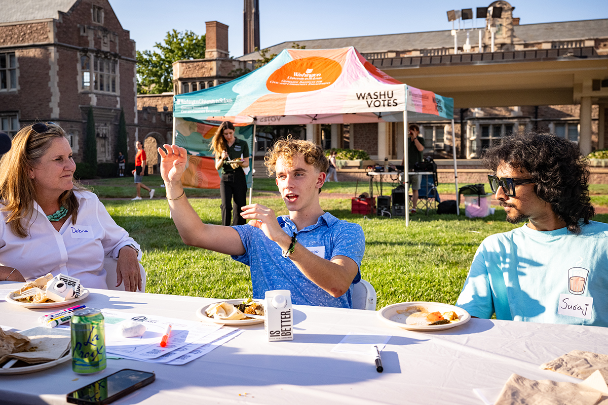 WashU community members gather in Brookings quad