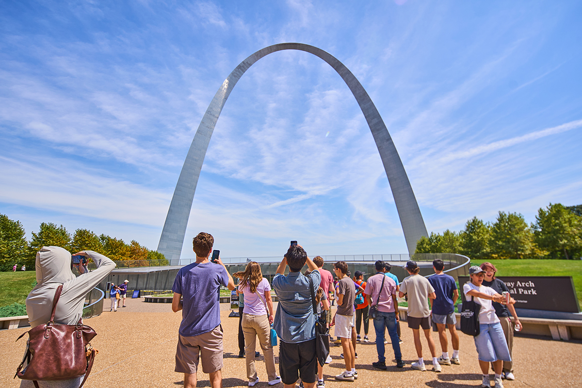 students look at the Gateway Arch