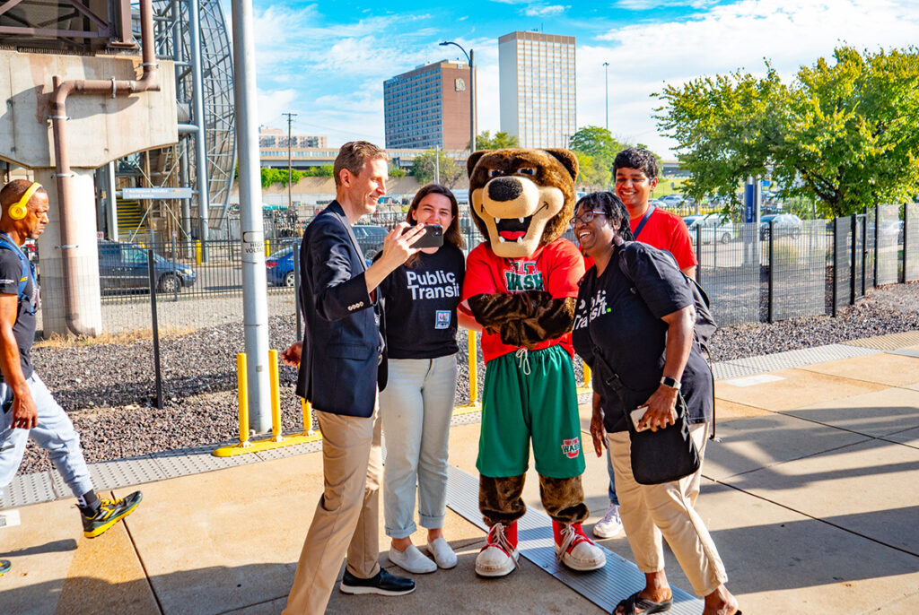 WashU students and mascot