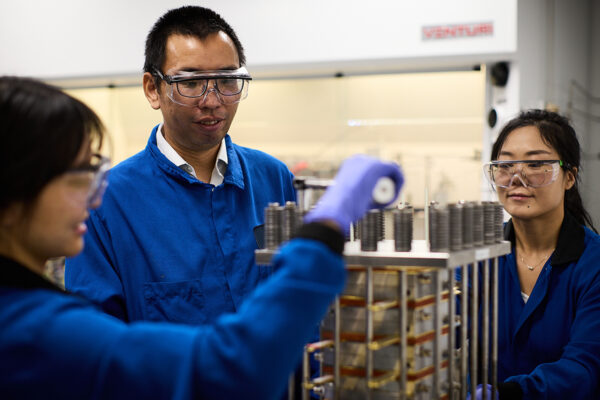 Reducing power temporarily improves carbon dioxide conversion